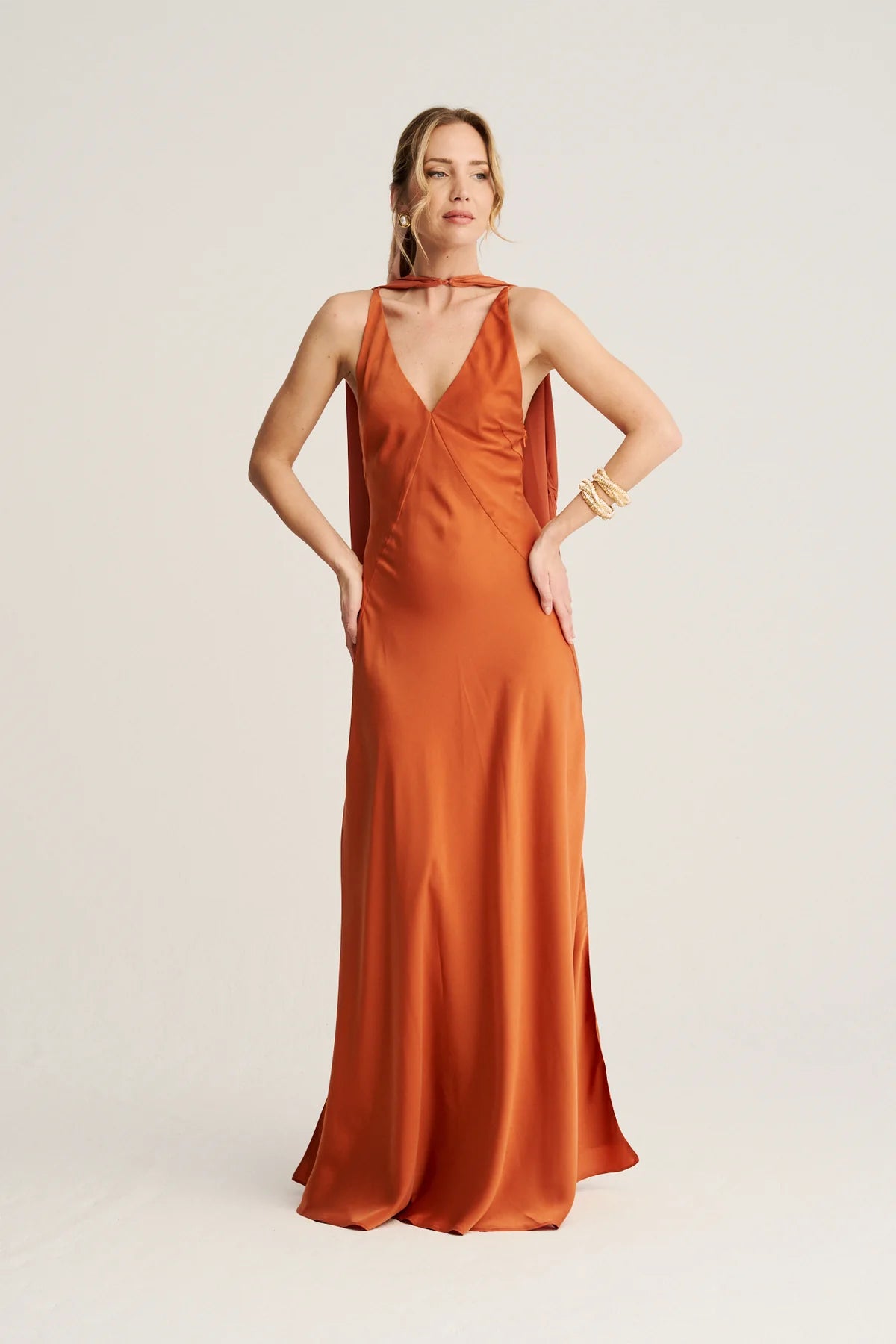 ARACELI - VESTIDO SATINADO CON CAPA