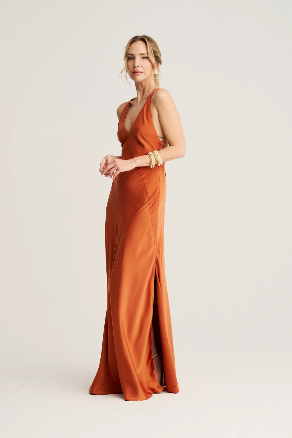 ARACELI - VESTIDO SATINADO CON CAPA