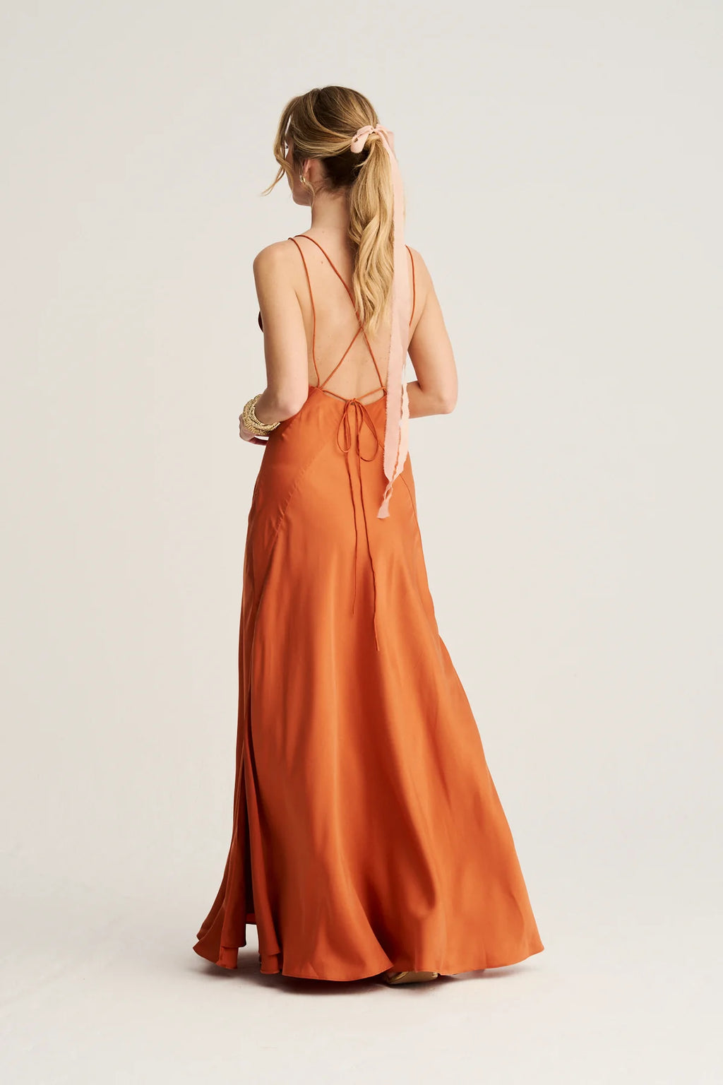 ARACELI - VESTIDO SATINADO CON CAPA