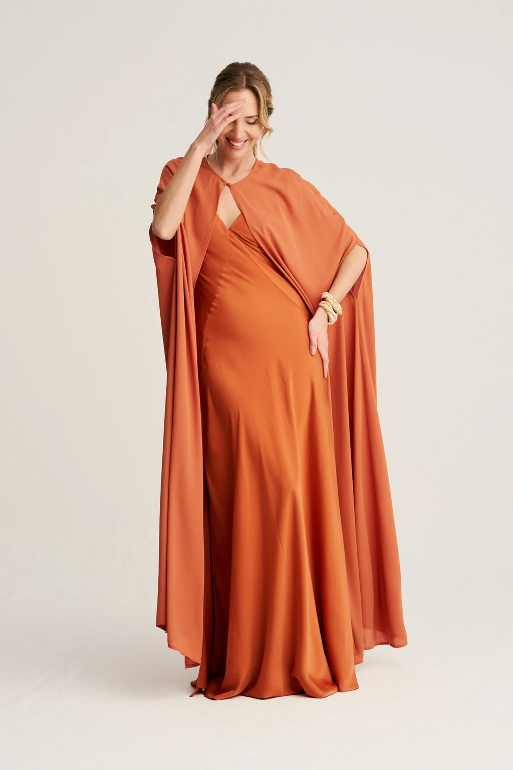 ARACELI - VESTIDO SATINADO CON CAPA