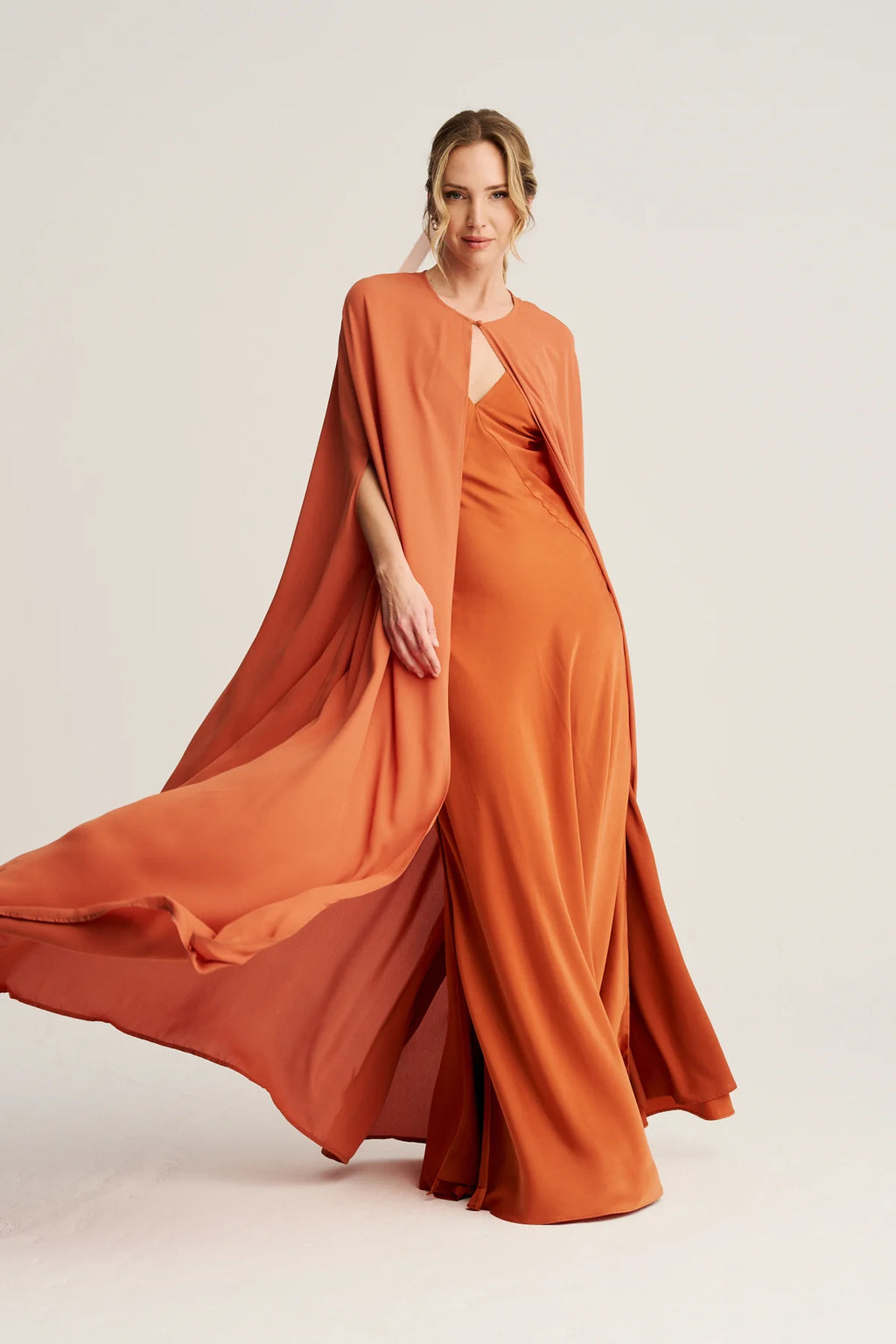 ARACELI - VESTIDO SATINADO CON CAPA