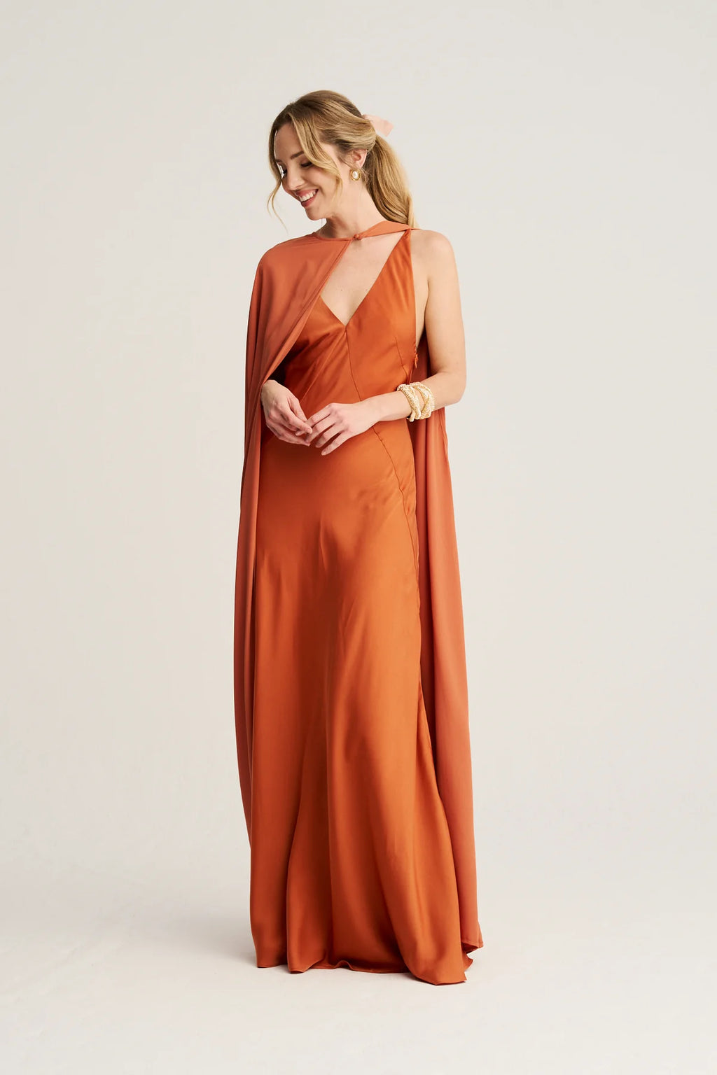 ARACELI - VESTIDO SATINADO CON CAPA